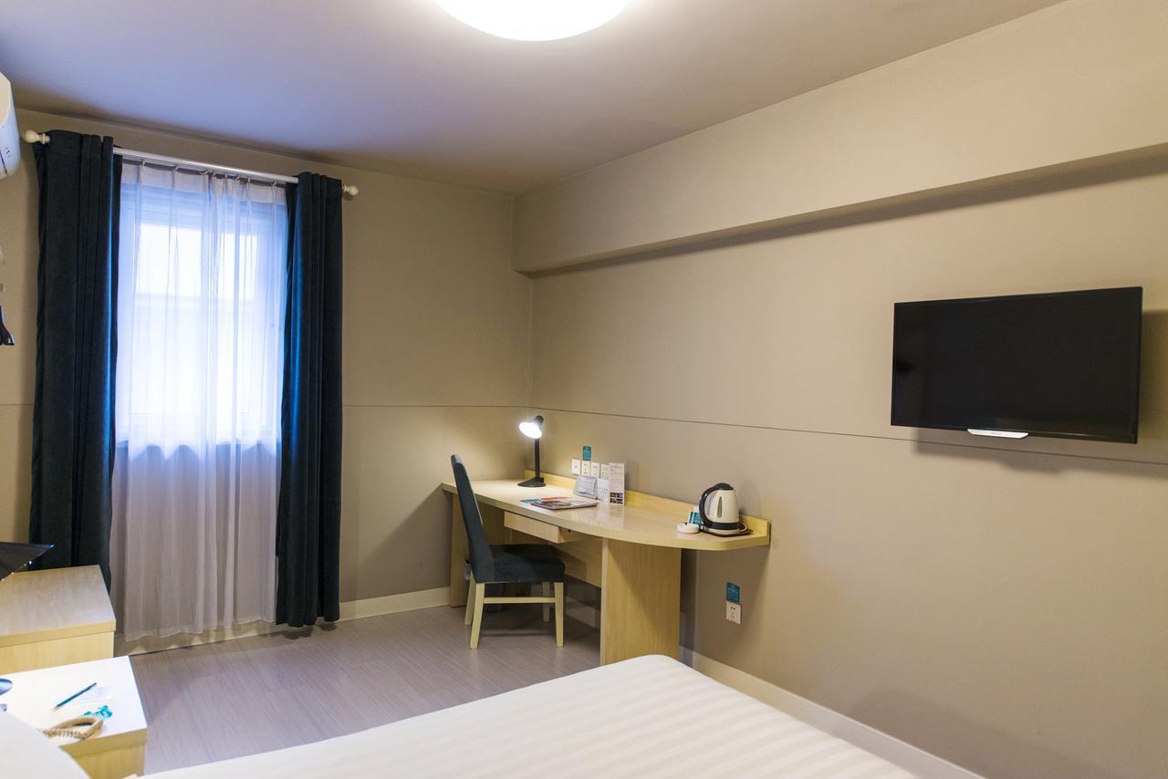 Hotel Jinjiang Oriental Pearl Tower 3*
