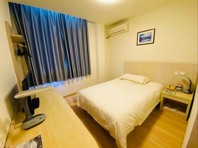 Jinjiang Oriental Pearl Tower Hotel 3*